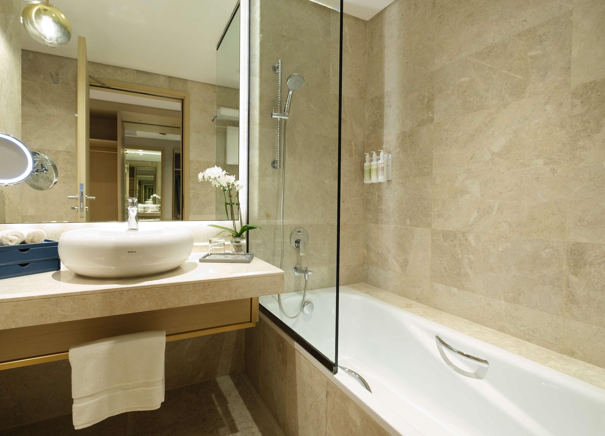 Maani Muscat Hotel & Suites Exterior photo