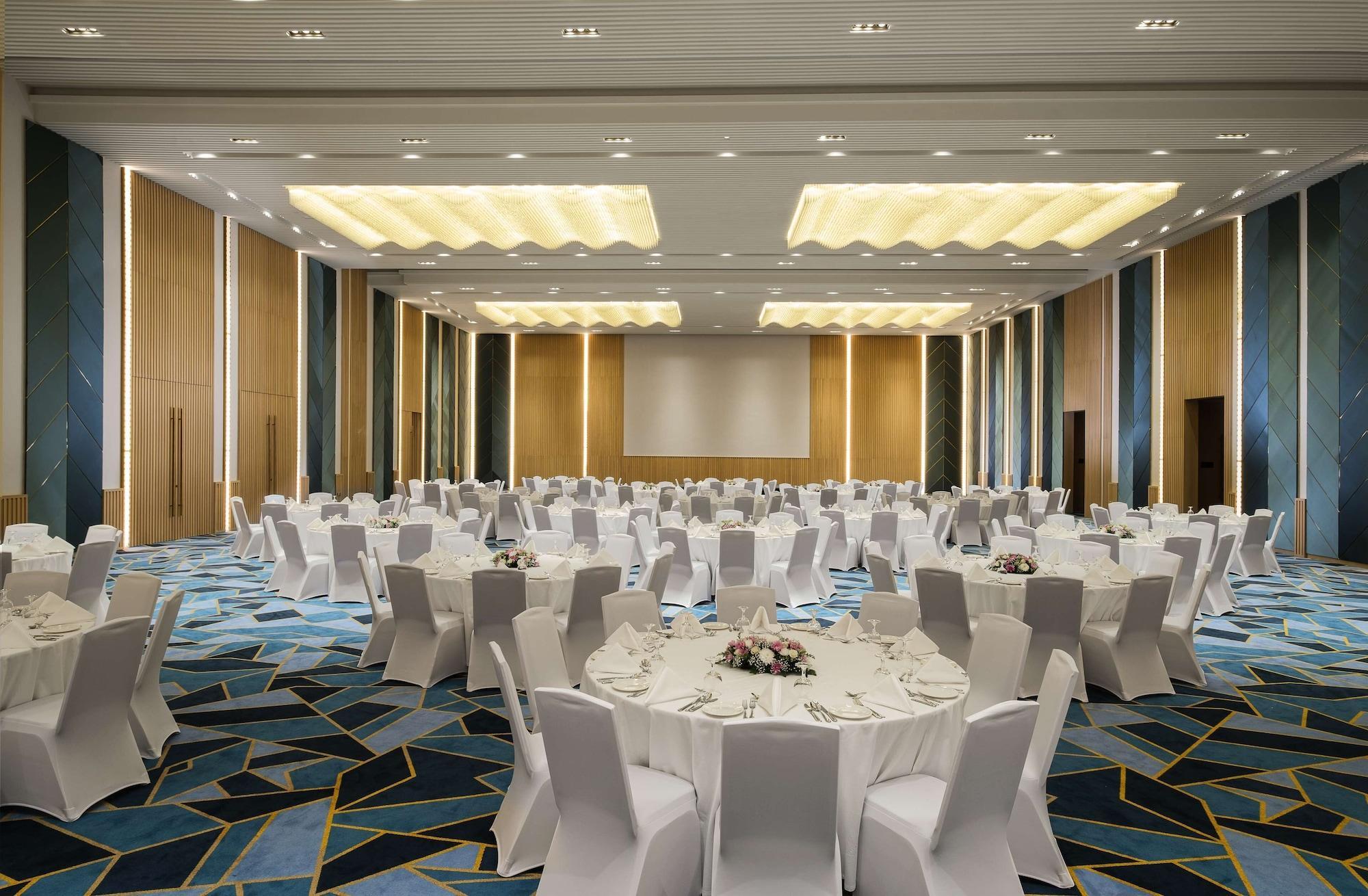 Maani Muscat Hotel & Suites Exterior photo