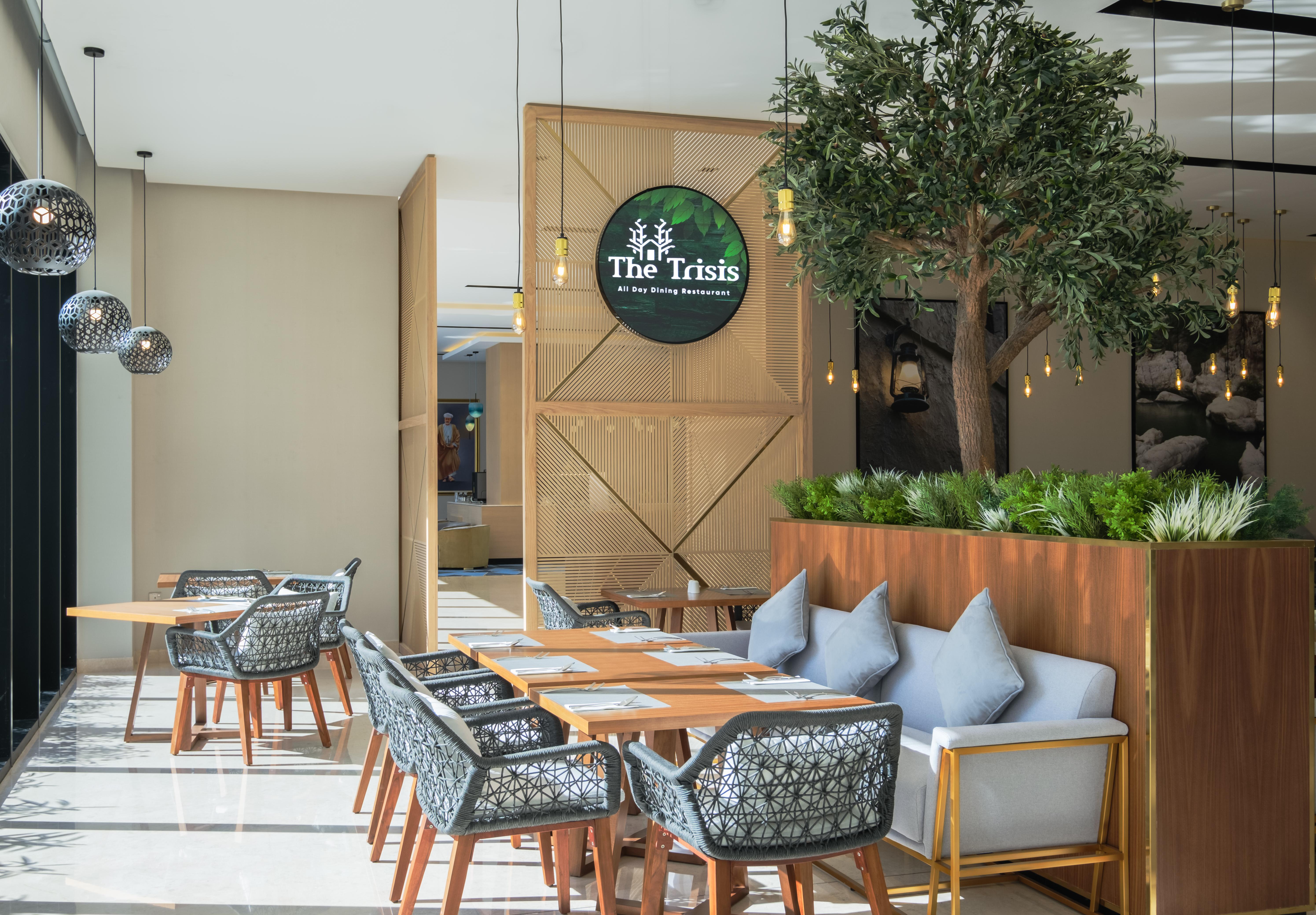 Maani Muscat Hotel & Suites Exterior photo